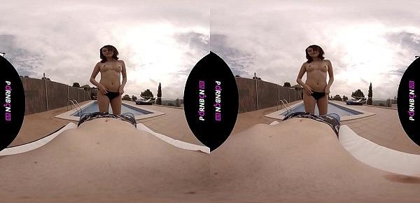  VR La vecina joven del quinto ninfomana entra en la piscina comunitaria cachonda y quiere follar en el exterior POV latina porno en español realidad virtual by PORNBCN 4K